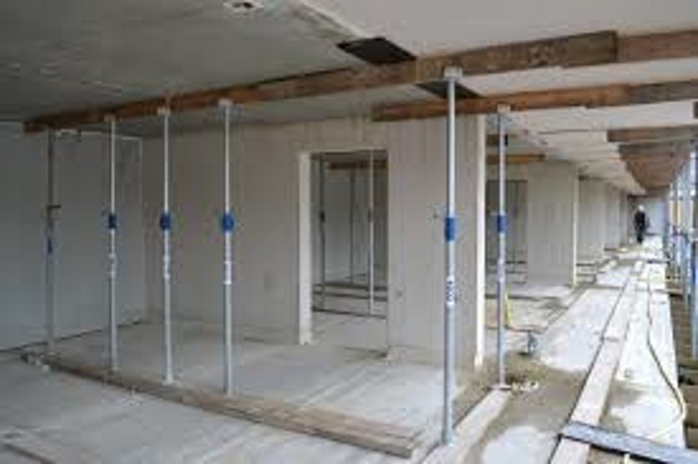 <p>paal om elementen te ondersteunen op werf</p>