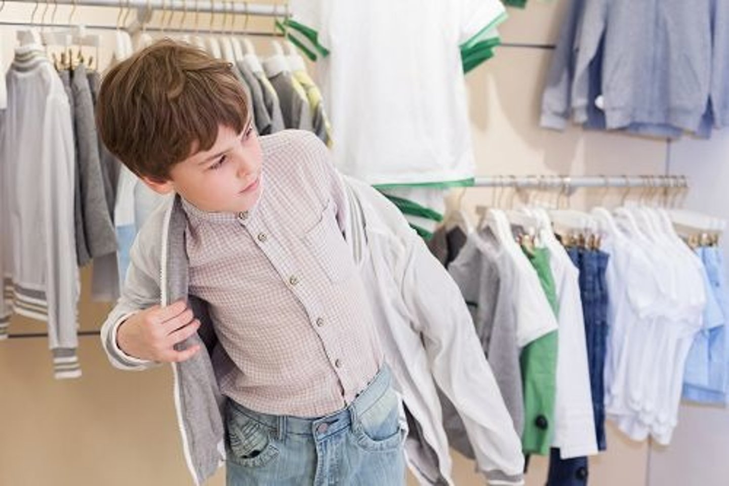 <p>/weər/ (UK), /wer/ (US) - mặc, đeo → wear clothes / wear shoes → She wears a red dress. (Cô ấy mặc váy đỏ.)</p>