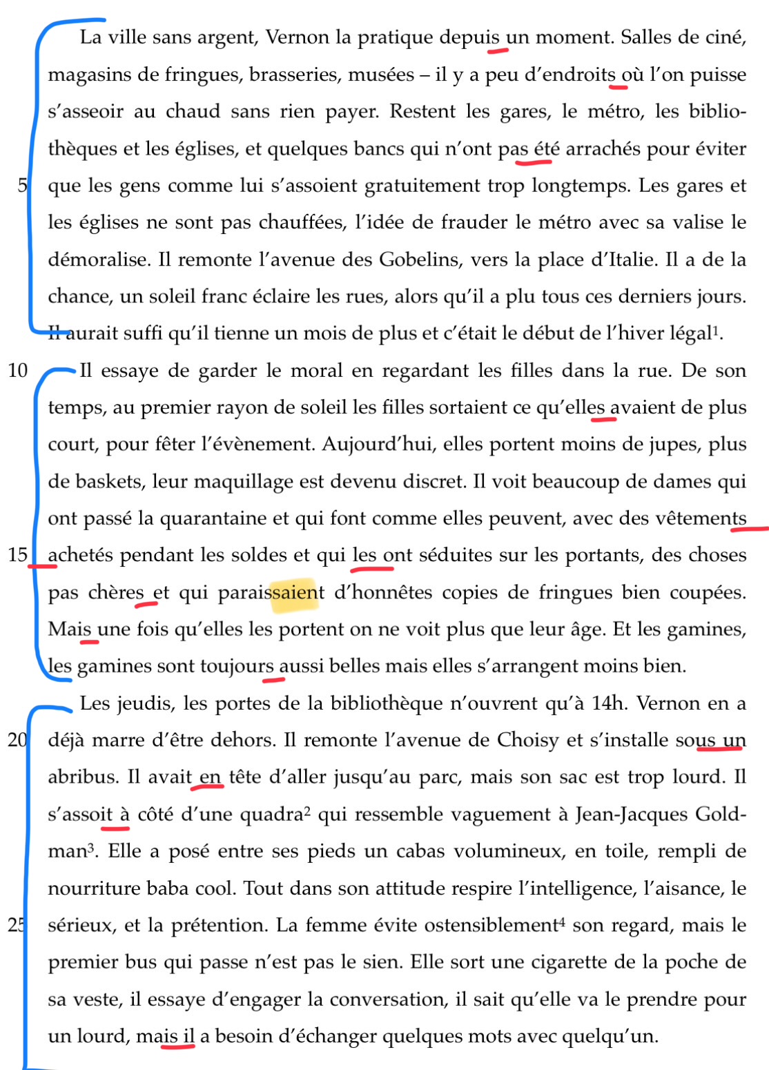 <p>La focalisation interne permet de dévoiler à quel point Vernon est devenu marginal à la suite de cet évenement — dont les premiers moments sont ici décrits. Sans argent, les lieux qu’il fréquentait autrefois lui deviennent étrangers, hostiles. Son principal objectif devient de s’assoir, au chaud, gratuitement — un objectif qu’il ne parvient pas à atteindre.</p><p><em>LECTURE</em></p><p><strong>Ainsi, il s’agit de se demander en quoi la focalisation interne permet de mettre en relief la marginalisation du personnage.</strong></p><p><strong>I - Un nouveau regard sur la ville</strong> (1er paragraphe)</p><p><strong>II - Un personnage décalé</strong> (2e paragraphe)</p><p><strong>III - Le besoin «&nbsp;d’échanger&nbsp;»</strong> (3e paragraphe)</p>