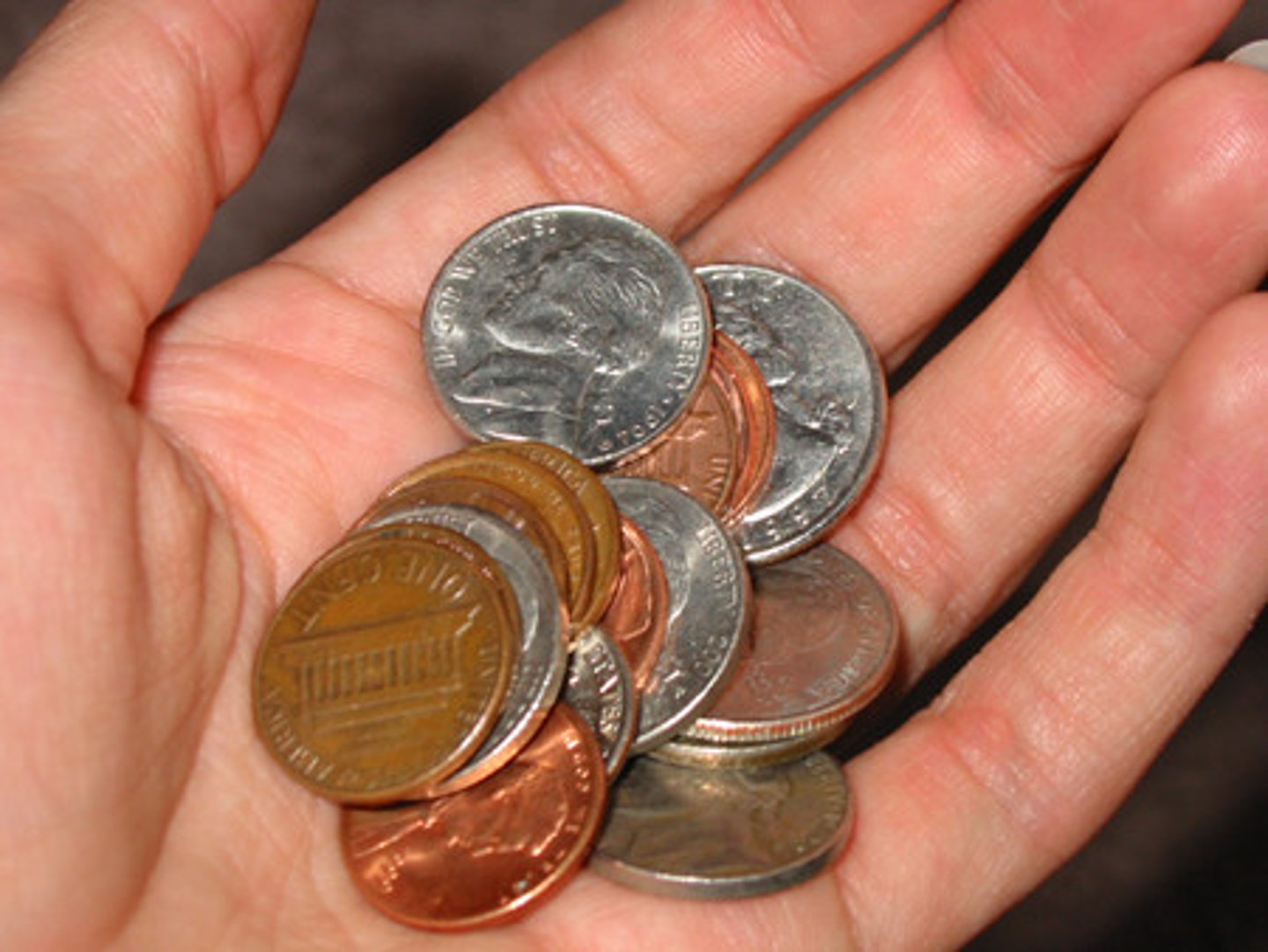 <p>small coins / extra money — drobne pieniądze</p>