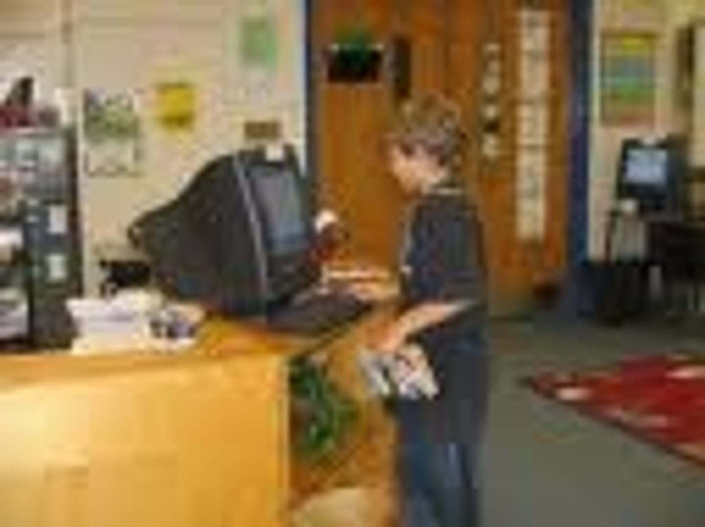 <p>to take out, to check out (a book)</p>