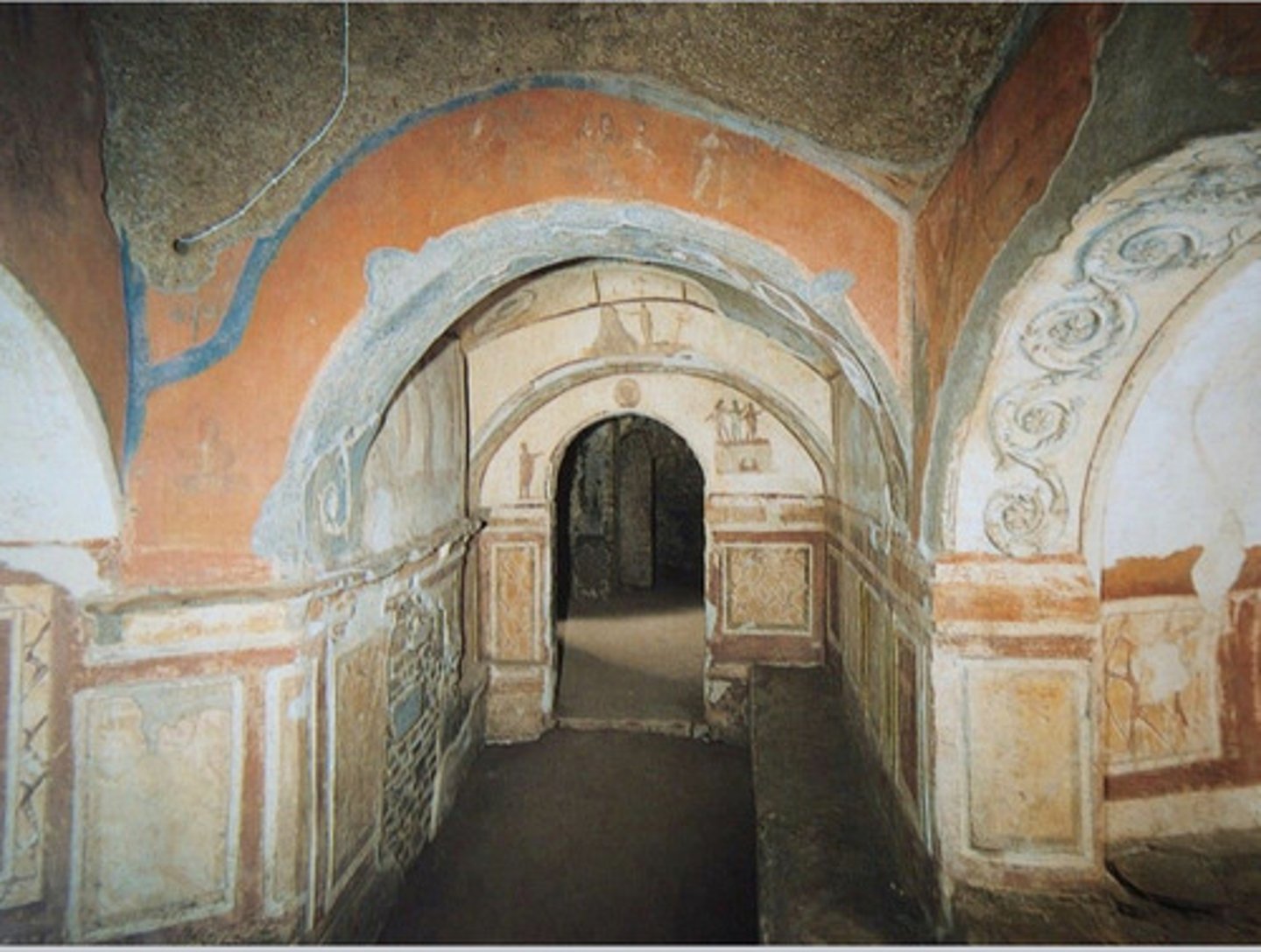 <p>- not a place of worship</p><p>- 3 niches for sarcophogi</p><p>- painted in pompeiian style</p><p>f(x):</p><p>- burial place for roman woman priscilla + 2 fam members</p>