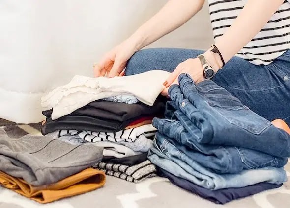 plier le linge/les vêtements, to fold laundry