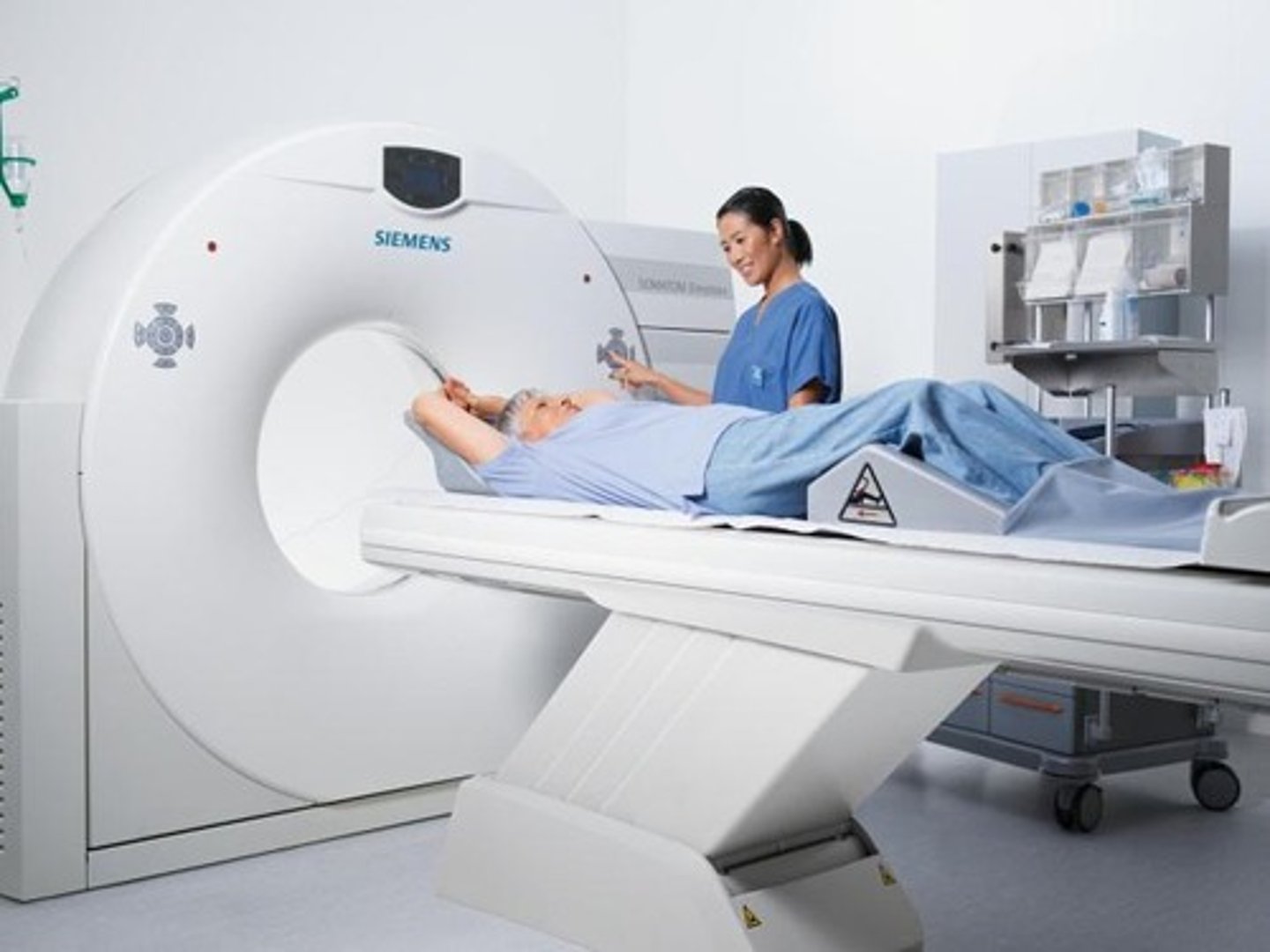 <p>An imaging modality that utilizes cross-sectional images for detailed analysis, using radiation.</p>