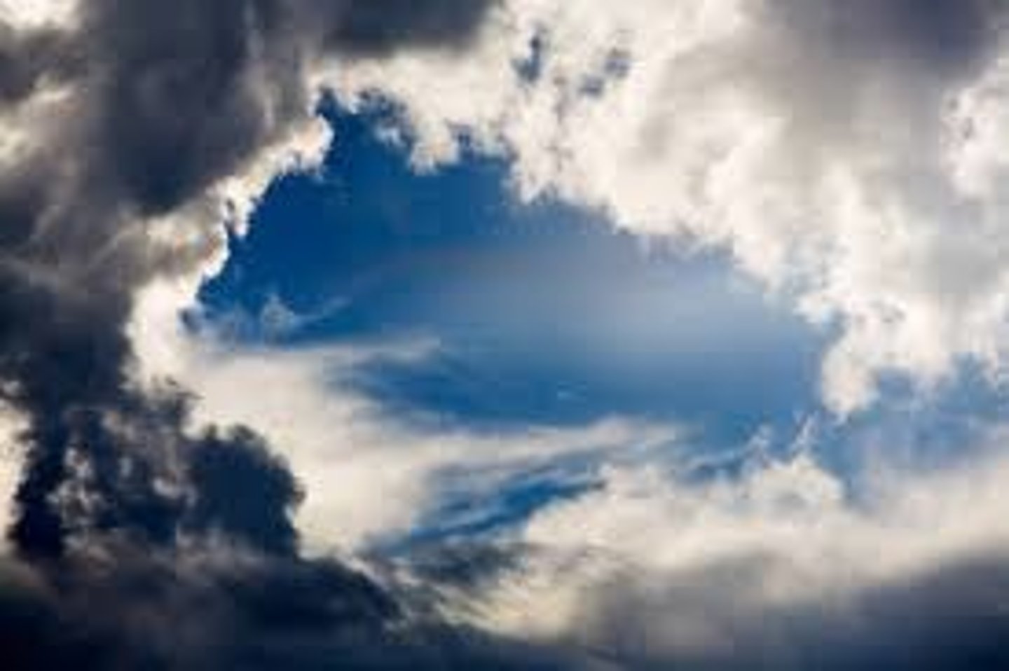 <p>une éclaircie (clearing) dans les nuages; une clairière (clearing) dans la forêt</p>