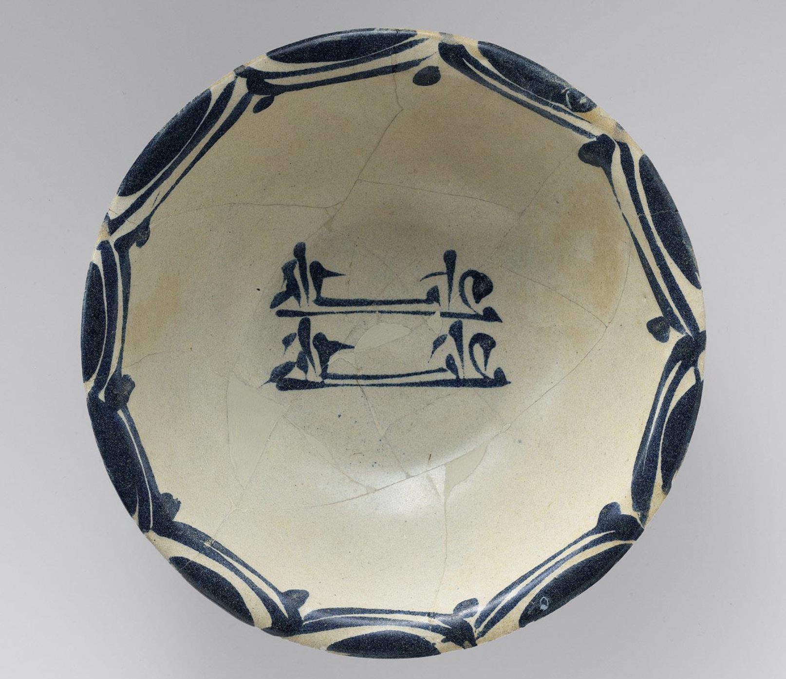 <p>This type of calligraphy script is popular in Islamic art</p>