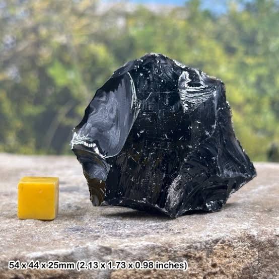 <p>what is an example of a glassy rock?</p>