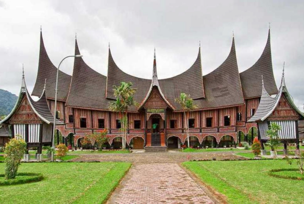 <p><span>distinguished by the buffalo horn roof shape of the Minangkabau influence from Indonesia</span></p>