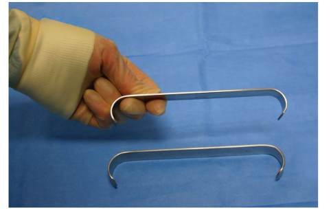 <p>Nickname: Parker</p><p>Use: retraction, set of two and provided four-blade lengths</p><p>Features: Smooth handle, handle and blades same width, angled double ends cradle tissue.</p>