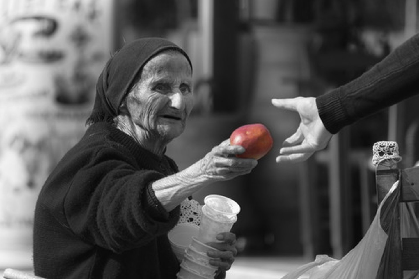 <p>actuar para el beneficio de otras personas con una costa personal</p>