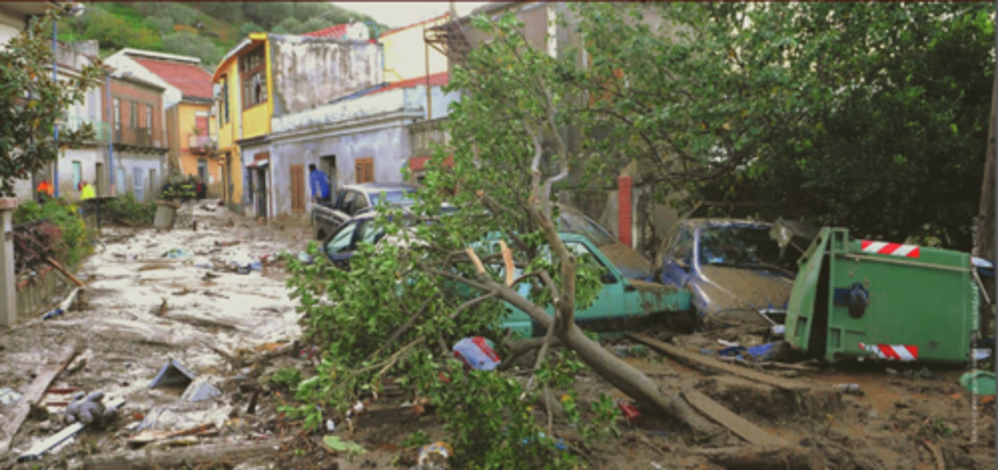 <p>(thảm khốc, thê thảm )</p><p>The catastrophic earthquake left thousands homeless and caused widespread devastation in the city.</p>