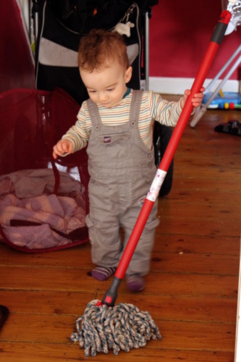 <p>to wash (the floor, the dishes)</p>