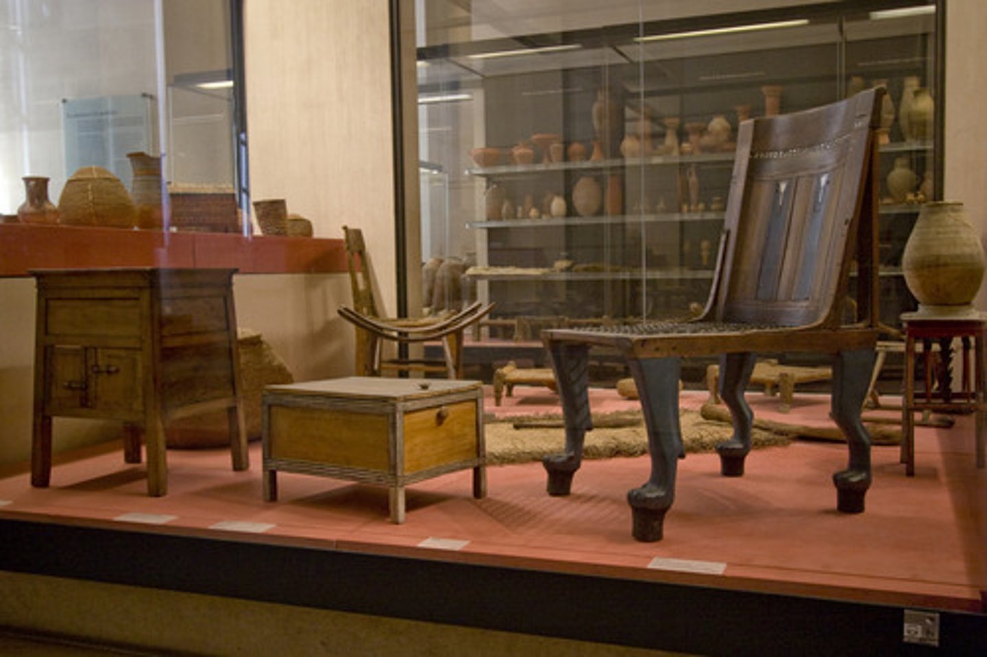 <p>(n): đồ nội thất</p>