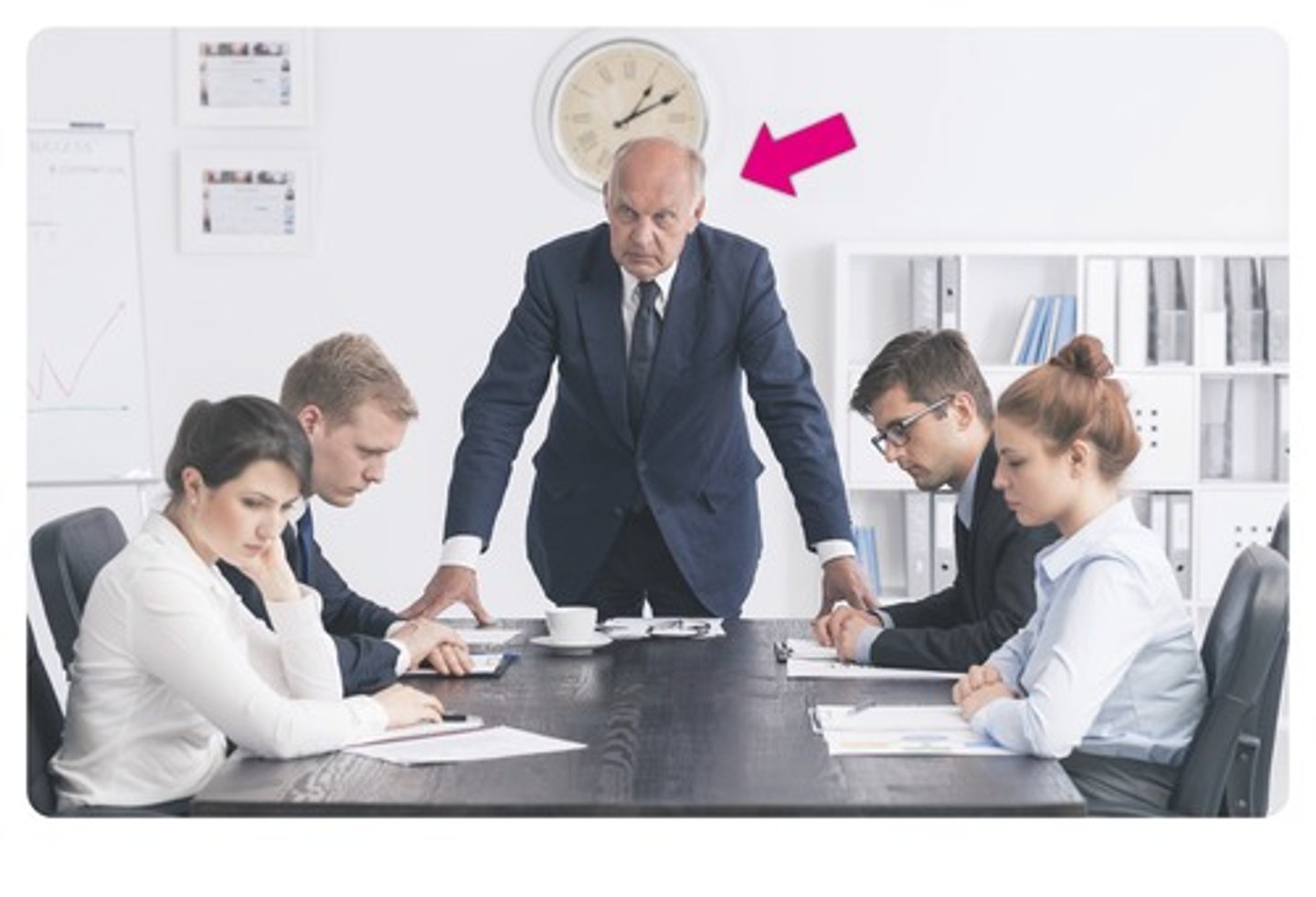 <p>the person in charge of a worker or organization : sếp</p>