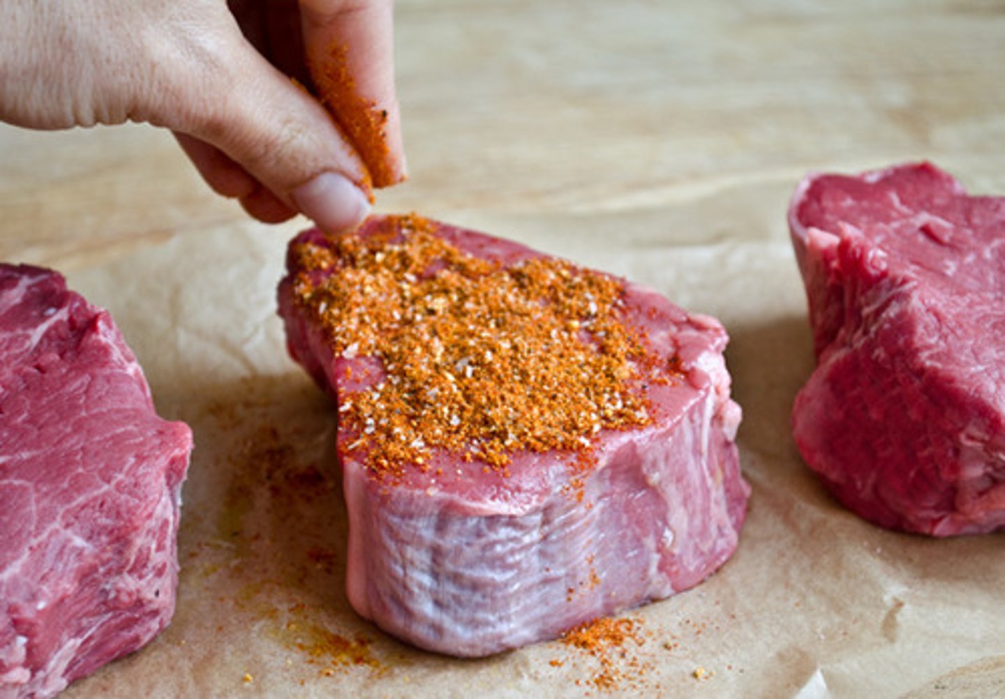 <p>to spice, season</p>