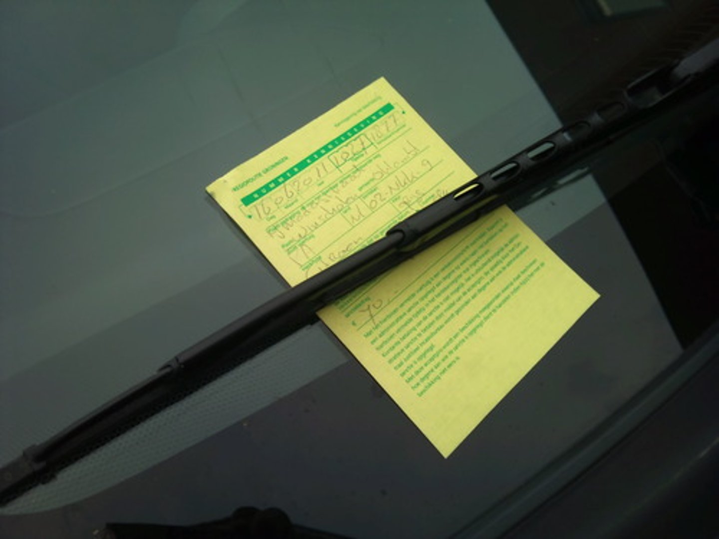 <p>(n): tiền phạt</p>