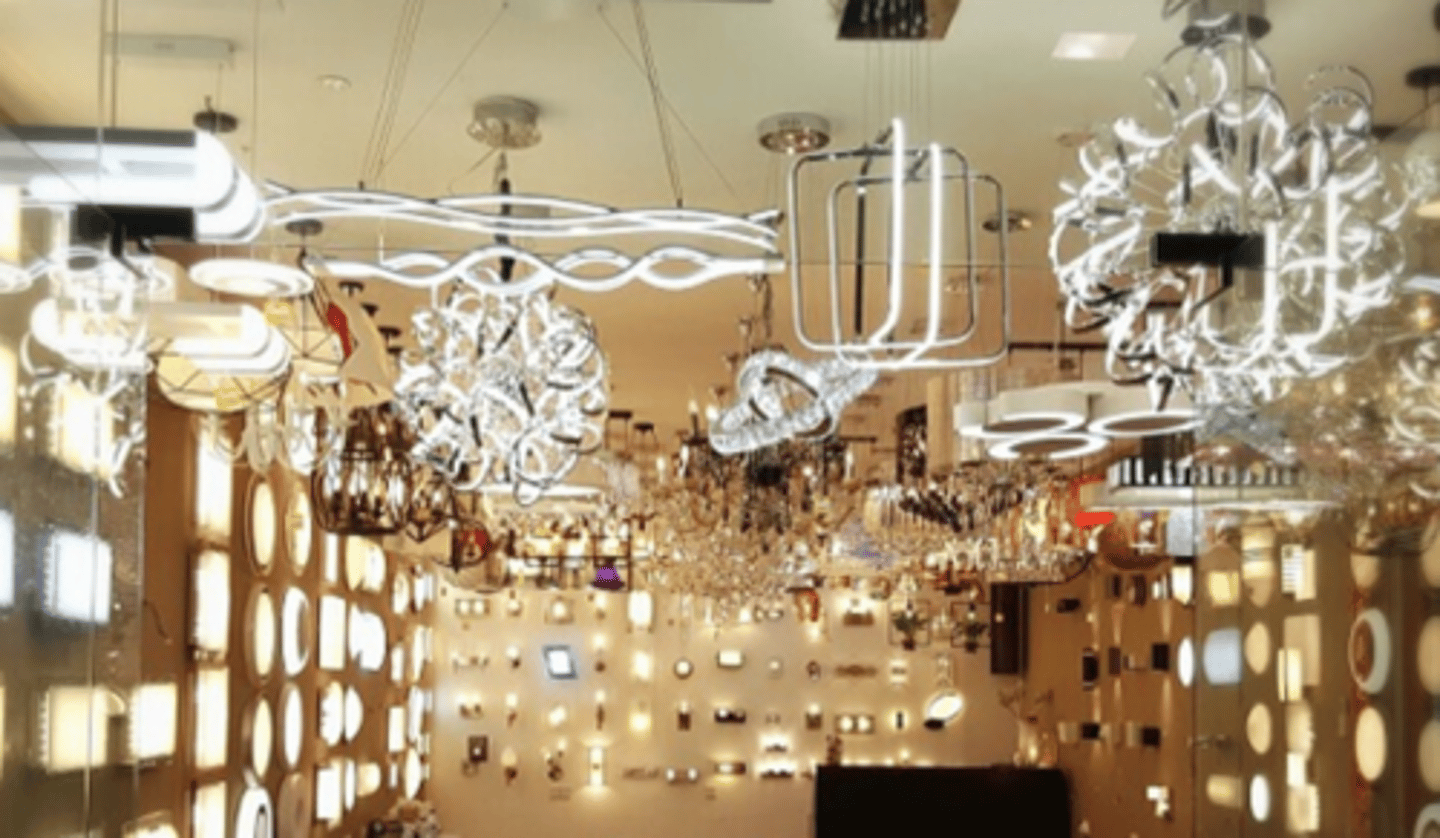 <p>/laɪt ˈfɪtɪŋz/ hệ thống đèn All light fittings must be replaced.</p>