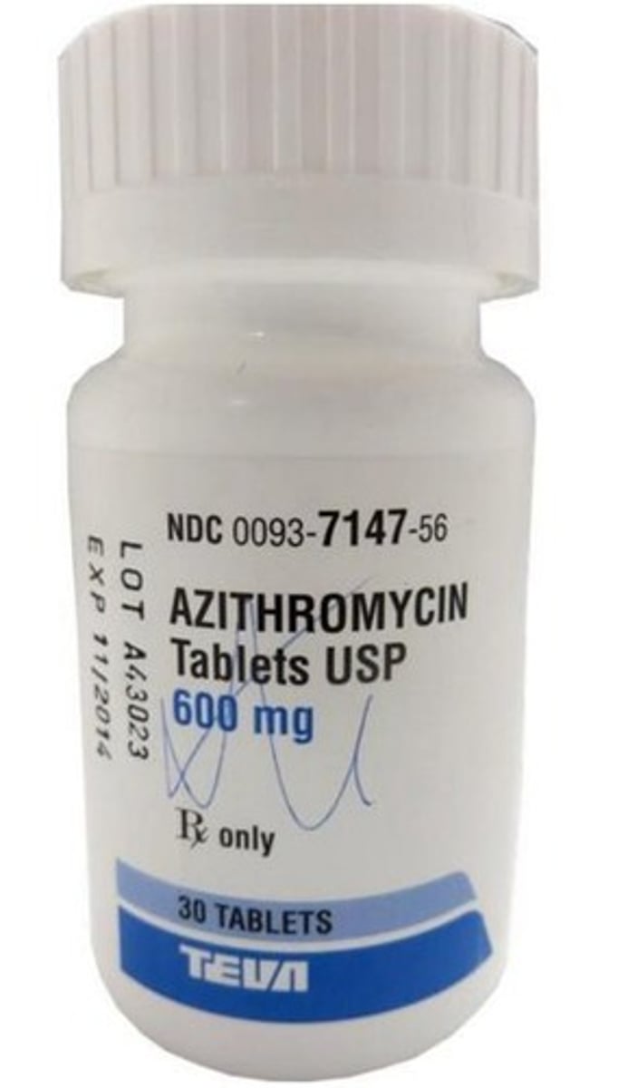 <p>erythromycin</p><p>azithromycin</p><p>Used for URI's - especially in cats; normally a reconstituted or compounded solution; bacteriostatic</p>