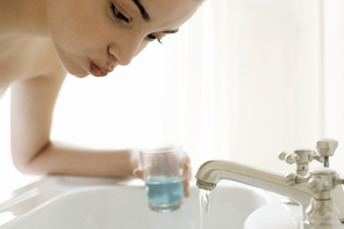 <p>to rinse one's mouth</p>