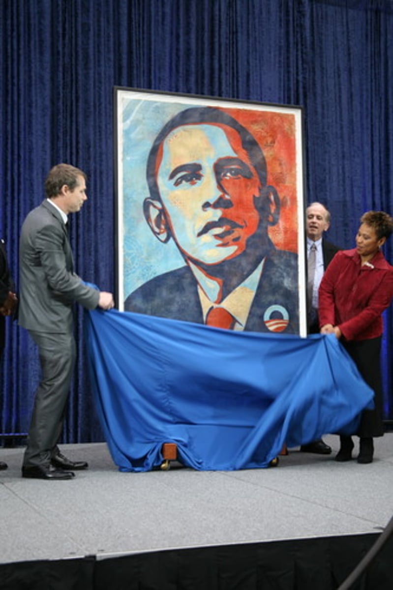 <p>To remove a cover or curtain from a painting, statue, etc. so that it can be seen in public for the first time</p><p>(The Queen ........... a plaque to mark the official opening of the hospital)</p><p>(VERB) Công bố, tiết lộ</p>