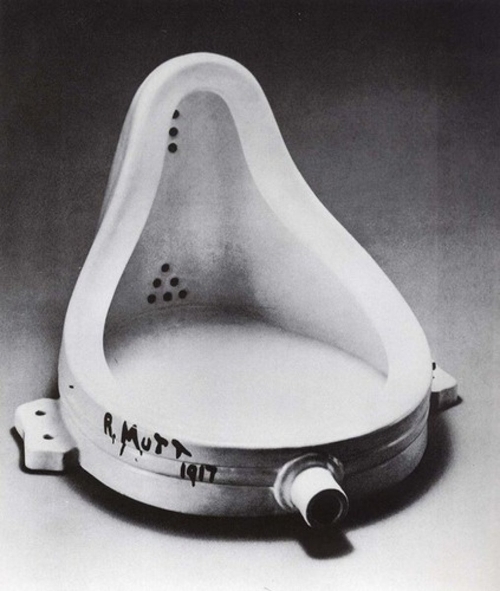 <p>wysłana anonimowo na wystawę, dzieło zostało odrzucone</p><p>podpis R. Mutt</p>