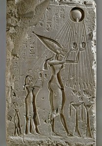 <p>Wat toont deze afbeelding van Ekhnaton, Nefertiti en hun kinderen, en welke stijl is hier gebruikt?</p>
