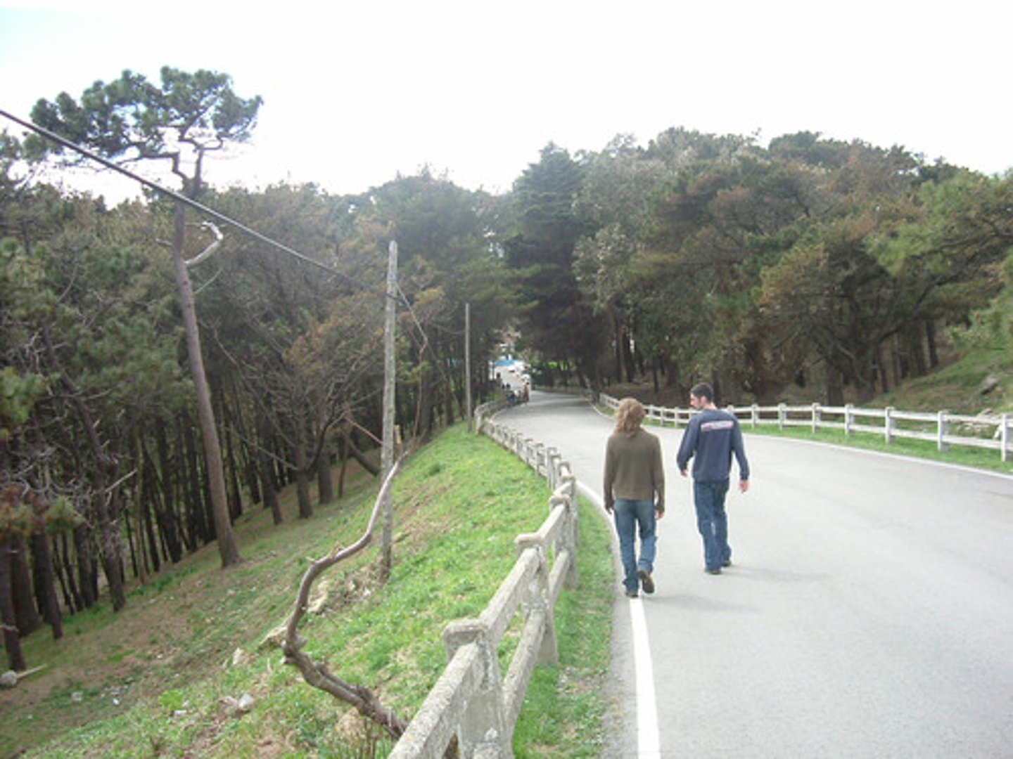 <p>to take a stroll, walk</p>