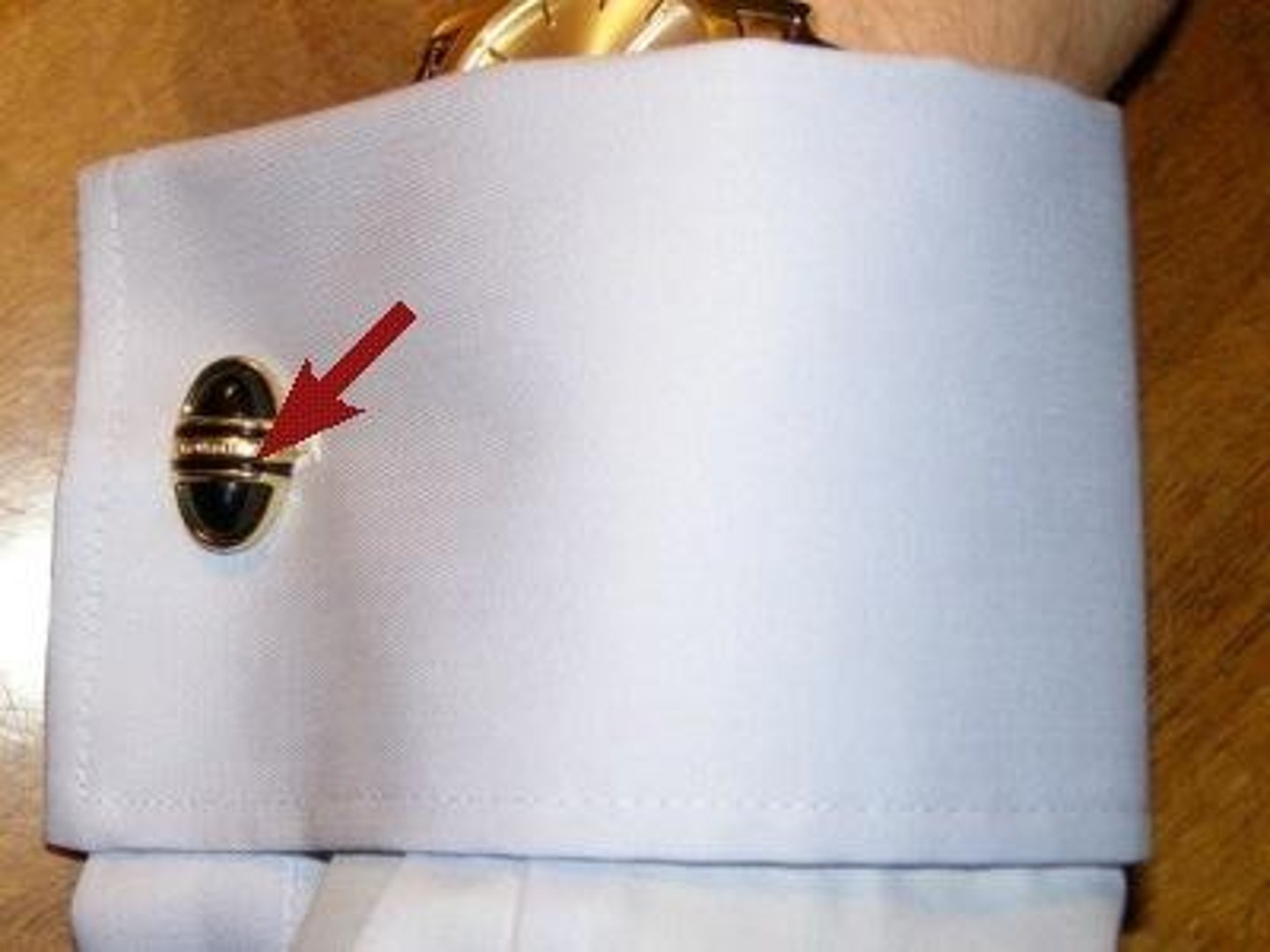 <p>запонка (a small decorative object used to fasten shirt cuffs)</p>