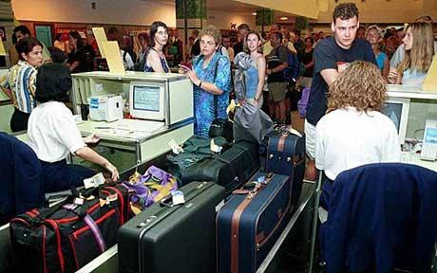 <p>to check in (bags)</p>