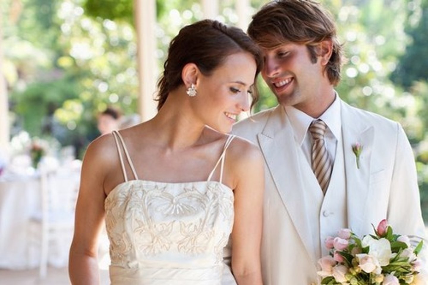 <p>ổn định cuộc sống</p><p>They decided to get married and .................</p>