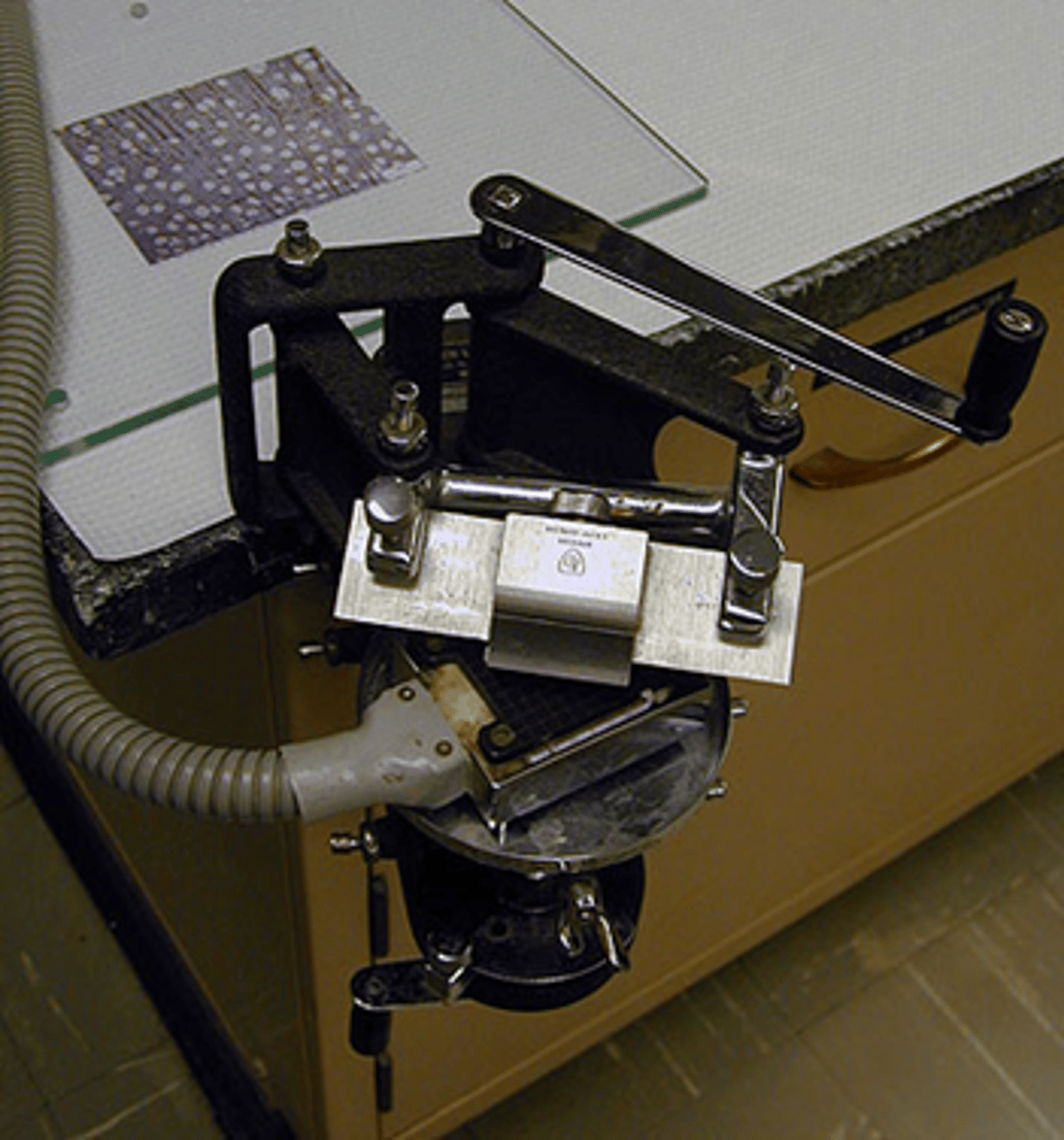 <p>Identify this type of microtome.</p>