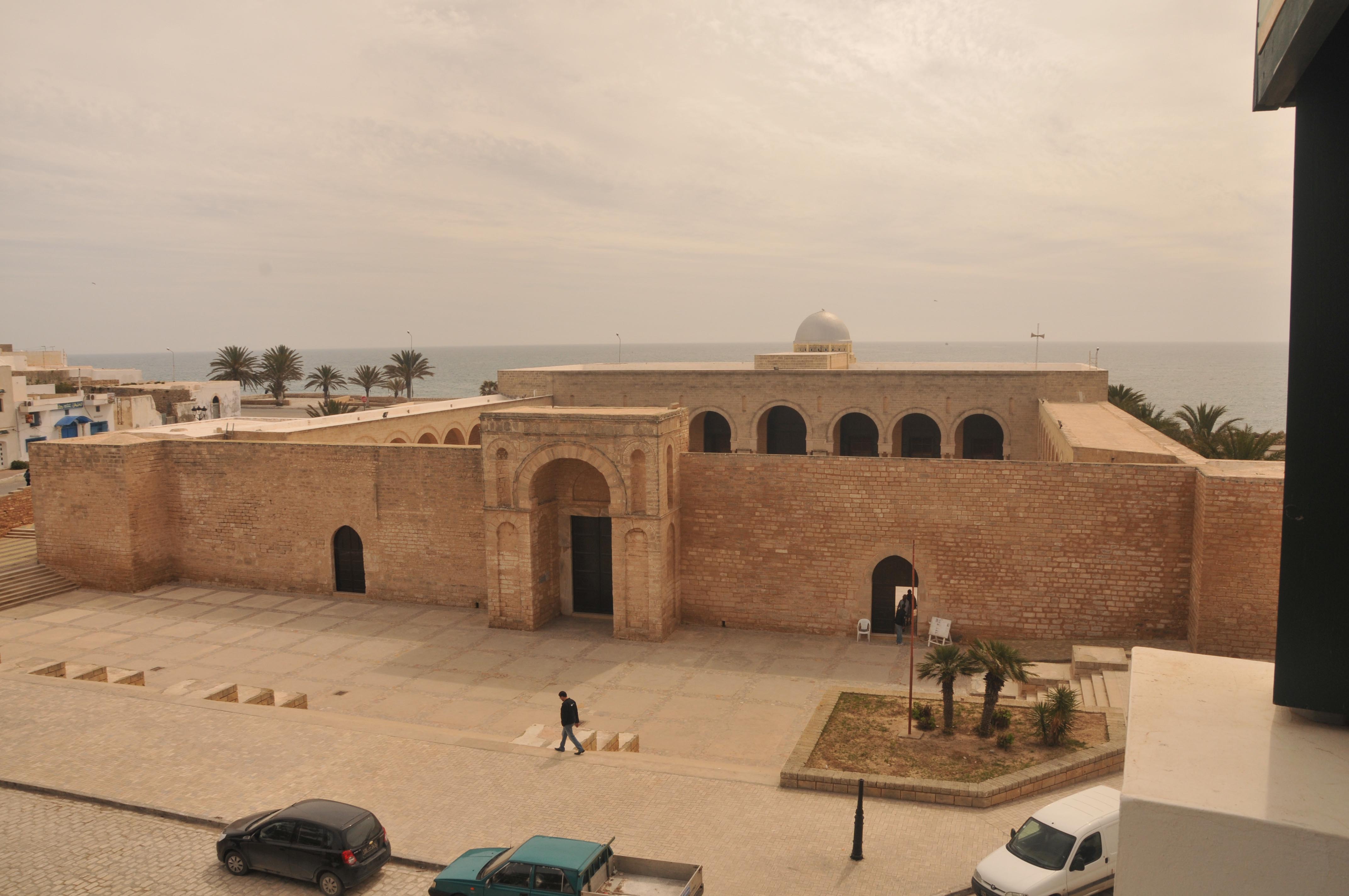 <p>Great Mosque of Mahdiya, 10th century, Mahdiya, Fatimid Dynasty</p><p>-Birthplace of Fatimid Dynasty</p><ul><li><p>Hypostyle mosque; mihrab marked by dome</p></li><li><p>elaborated facade with projecting portal and end towers give emphasis to exterior</p></li></ul><p></p>