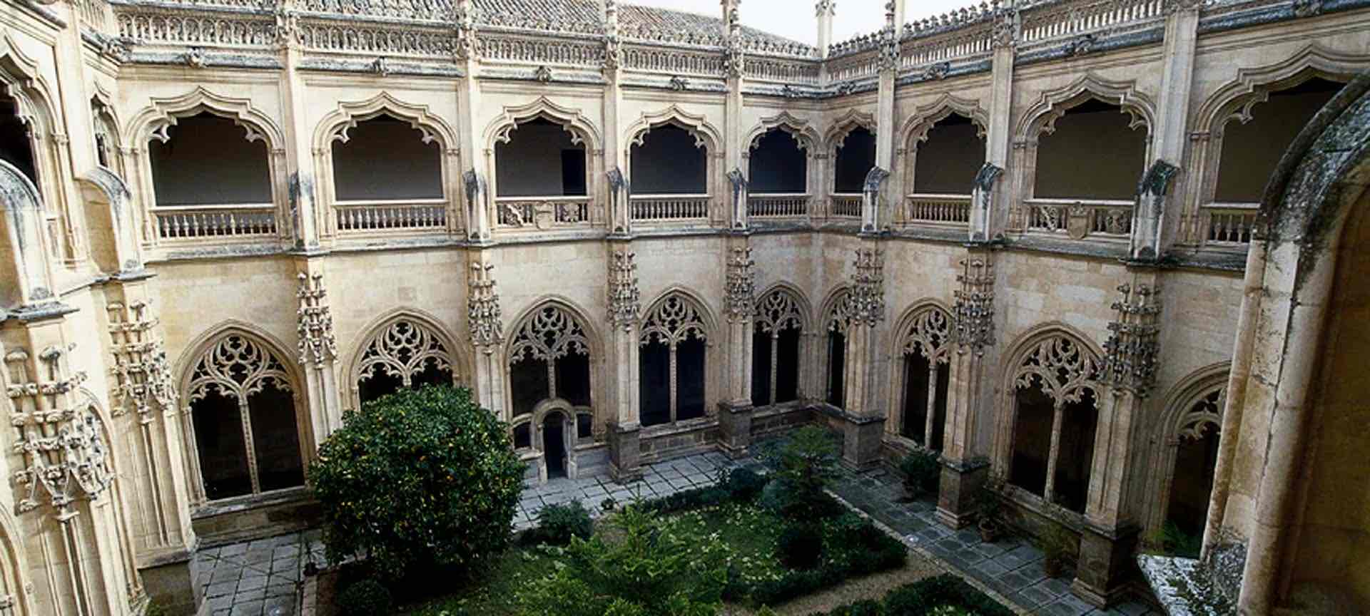 <p>Que? Monasterio, lugar por enterramiento por los reyes católicos</p><p style="text-align: start">Quien? Arquitecto: Juan Guas</p><p style="text-align: start">Donde? Barrio Judío</p><p style="text-align: start">Por qué? Tumba por Fernando y Ysabel y a mostrar poder</p><p style="text-align: start">Cuando? siglo 14-16</p><p style="text-align: start">Estilo? mezcla de múdense y gótico flamengiero</p><p style="text-align: start">Materiales? piedra, madera (techo), yeso</p>