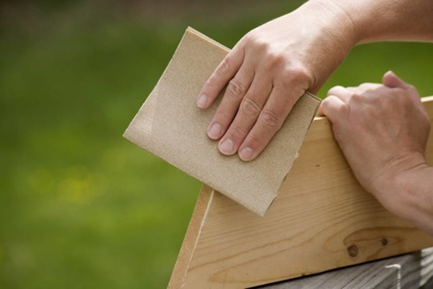 <p>to sand, to file</p>
