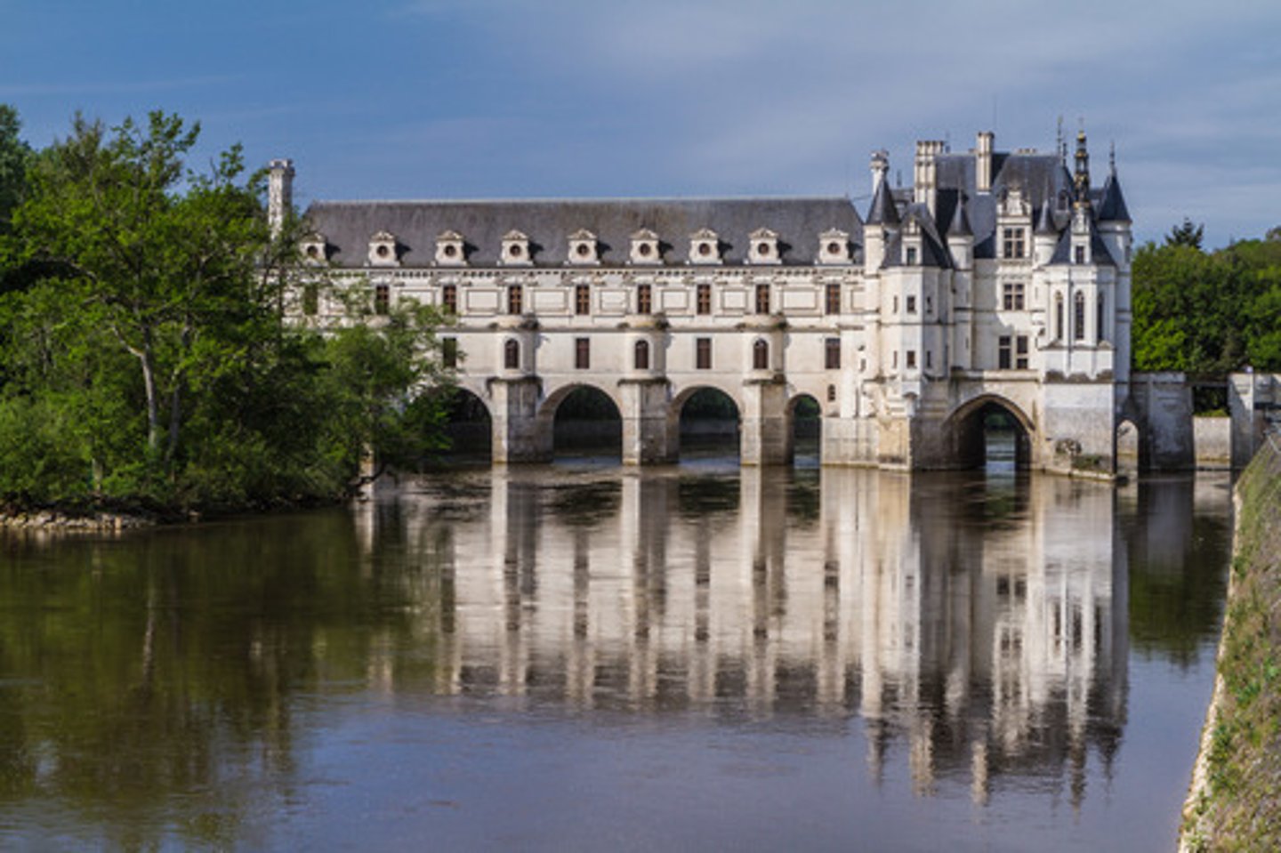 <p>Comment s'appelle le château qui se trouve sur la rivière Cher?</p>