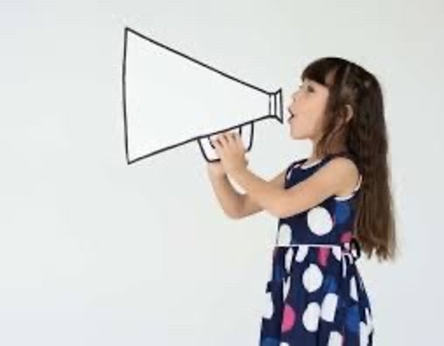 <p>in a voice that can be heard: to, rõ tiếng</p>