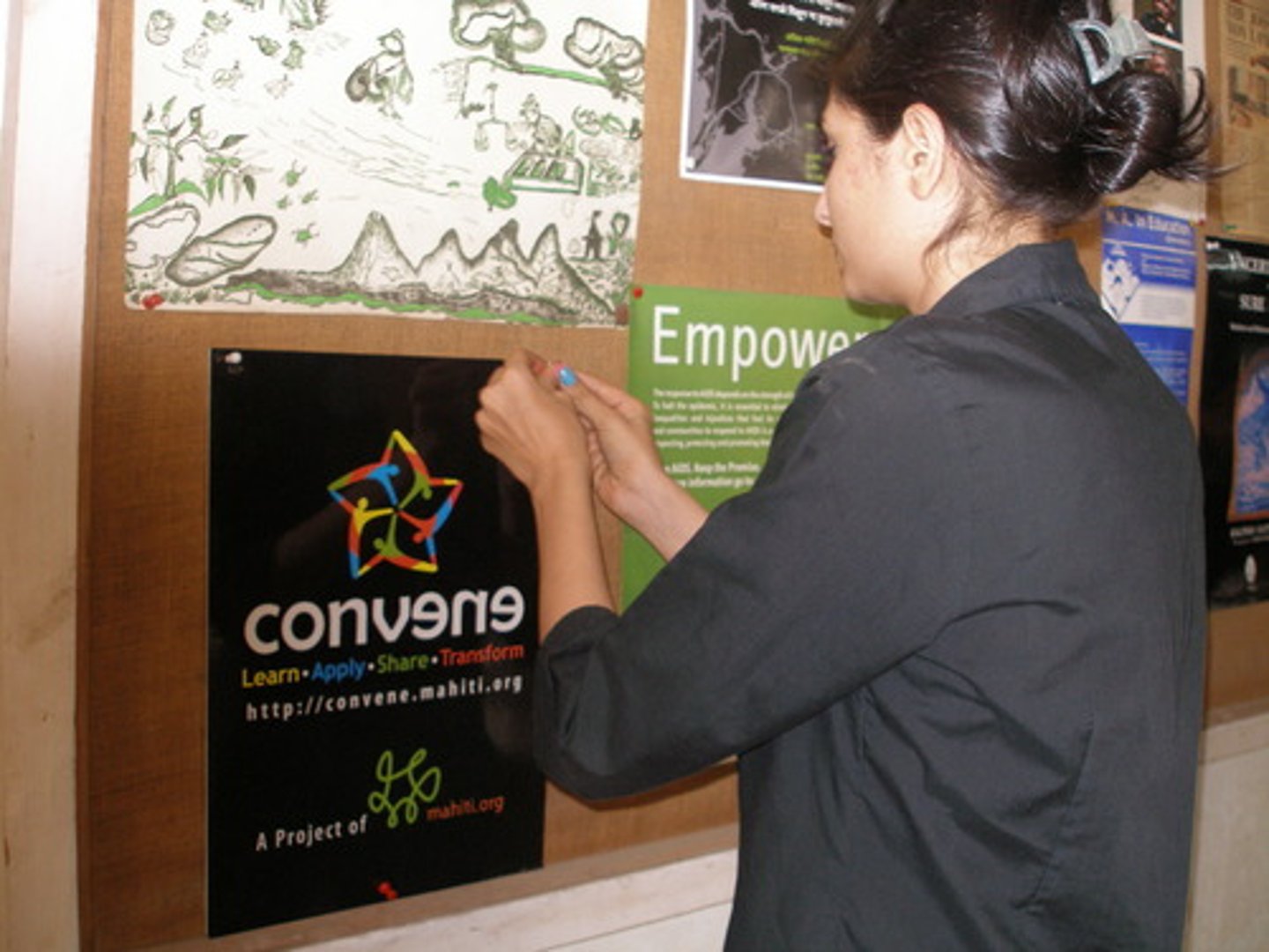 <p>повісити плакат на стіну</p>