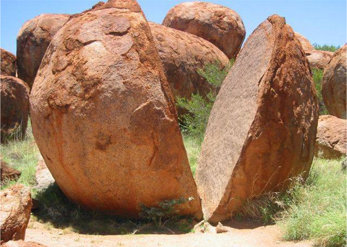 het uitzetten/krimpen van een steen doormiddel van het afkoelen en opwarmen van de zon. bijvoorbeeld in woestijnen
