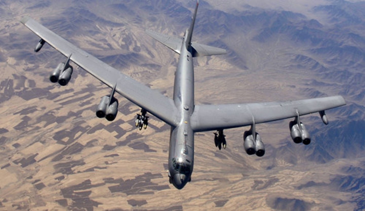 <p>8 engines, Long-range, heavy bomber</p>