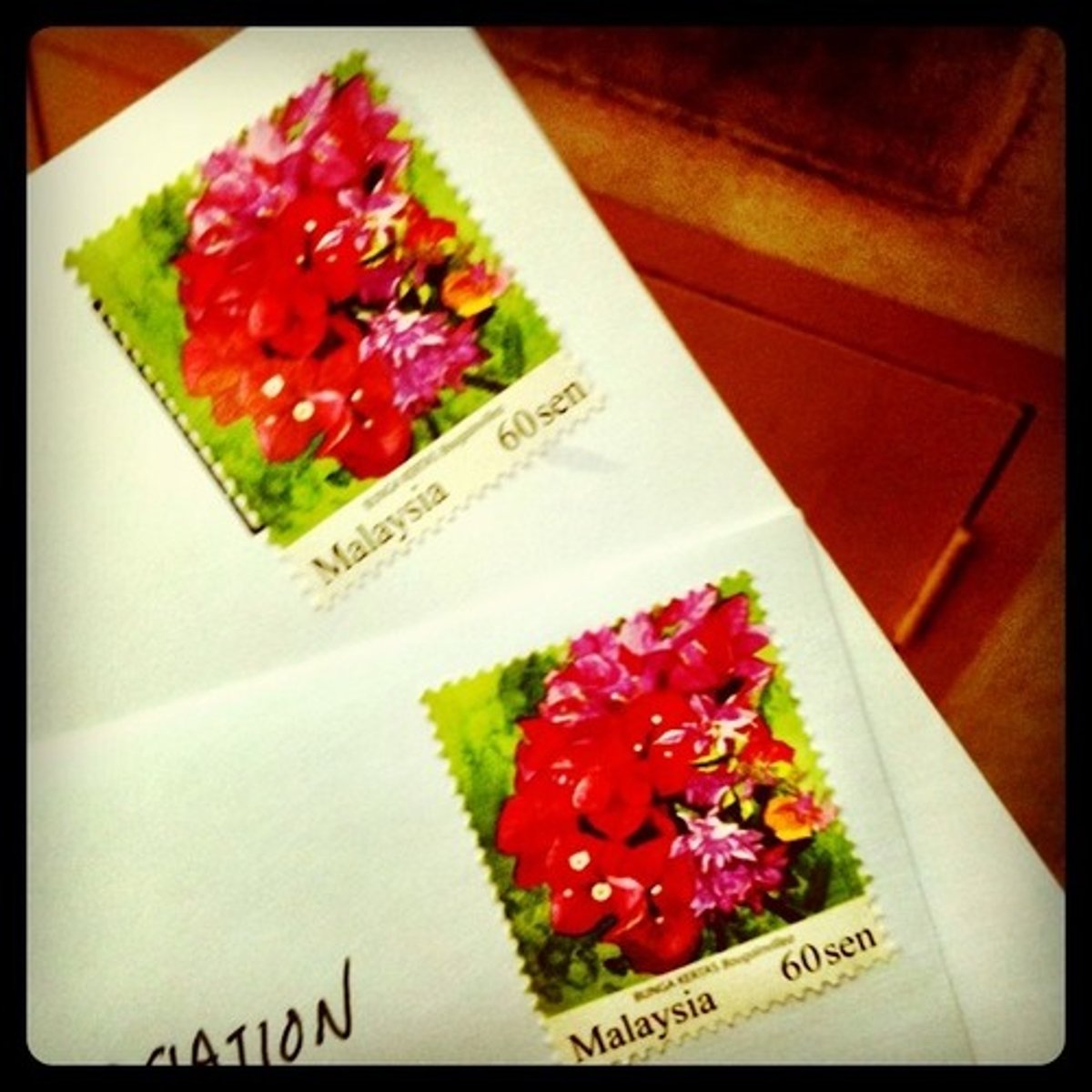 <p>les timbres (m. pl.)</p>