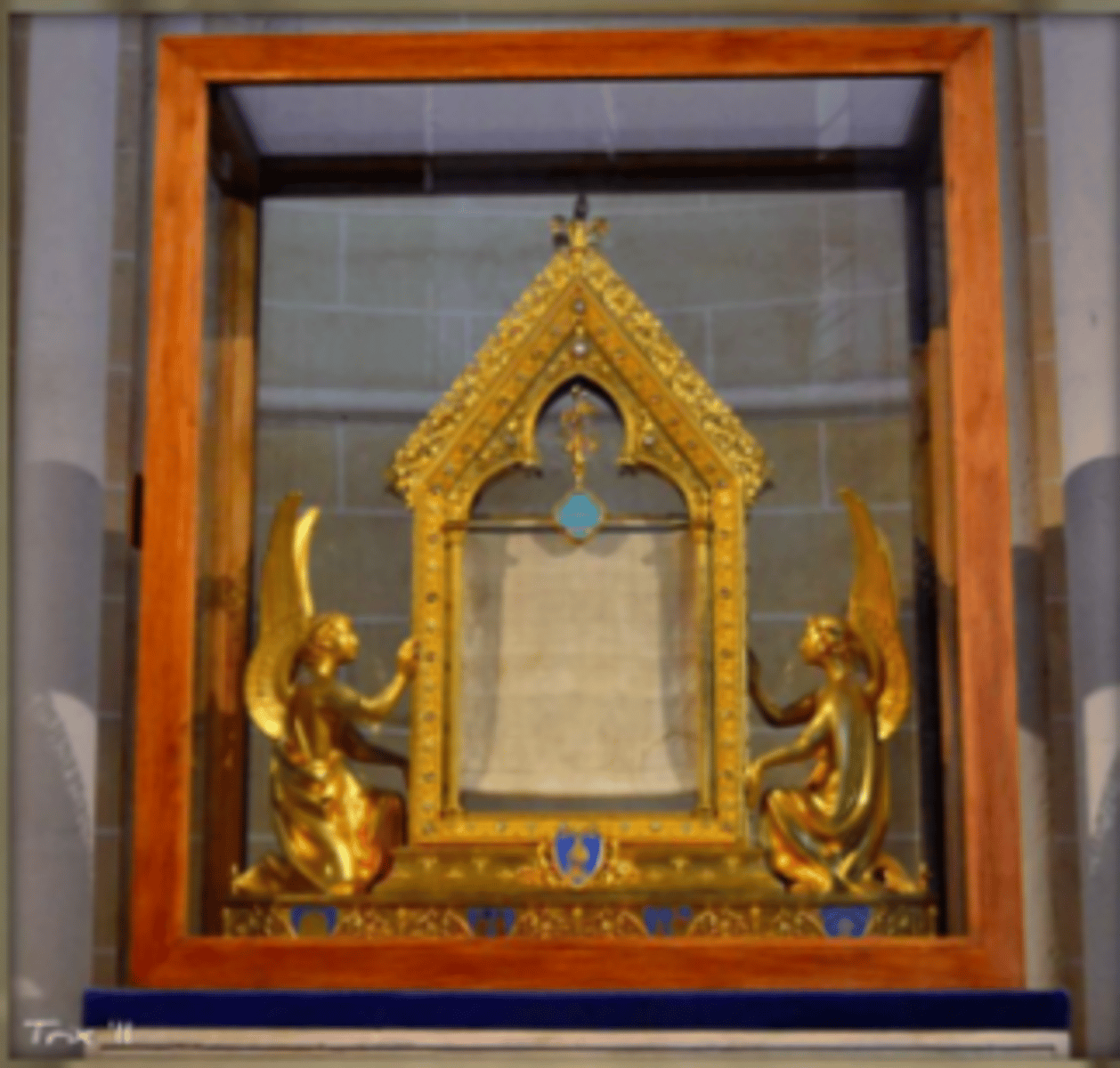 <p>(a particular relic held by Chartres Cathedral)</p>
