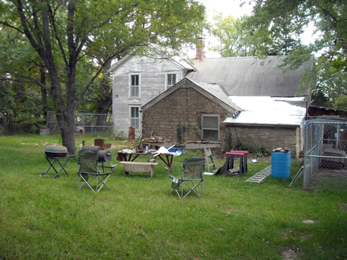 <p>задній двір</p>