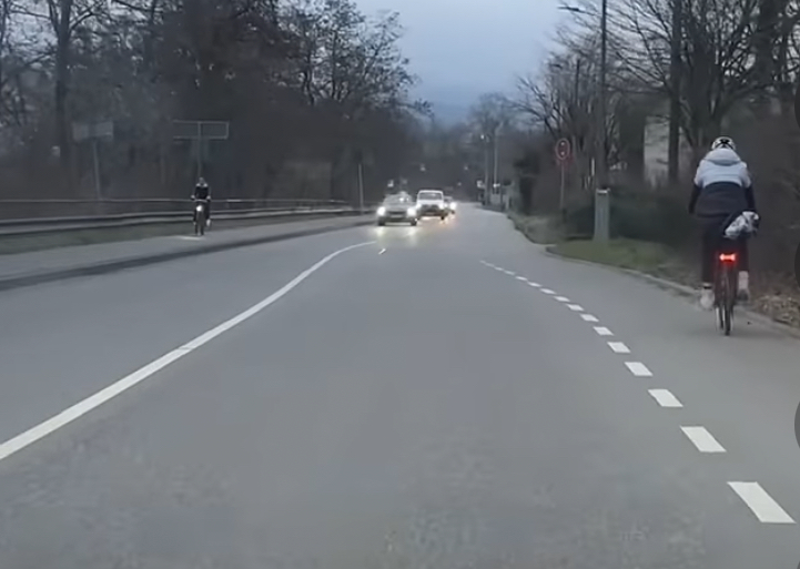 <p>Darf ich hier der Radfahrer überholen in der Fahrprüfung </p>