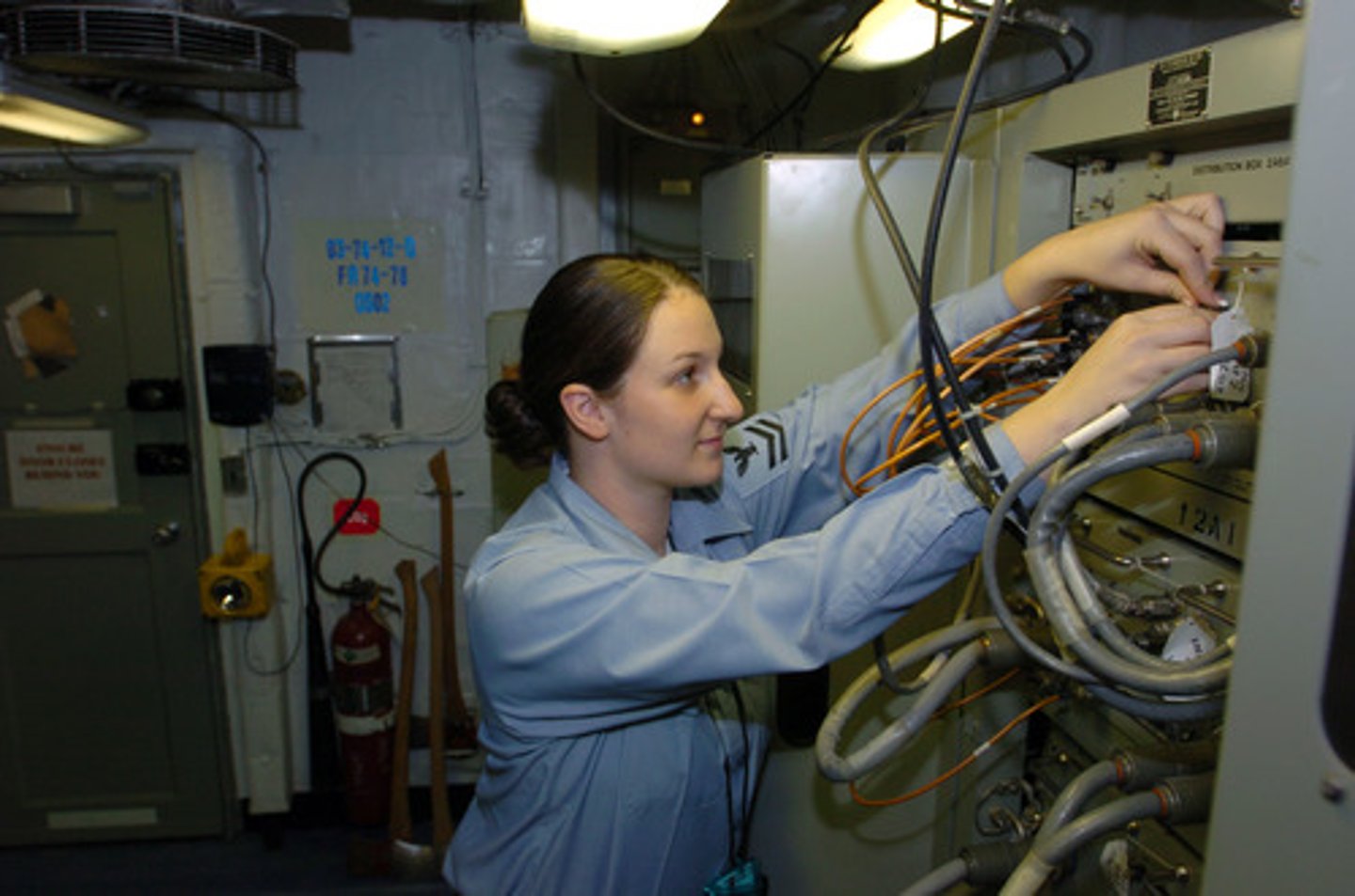 <p>a technician (female)</p>