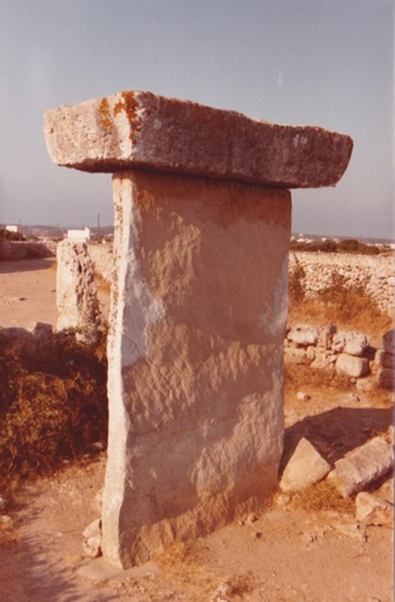 <p>straight, standing stone topped with another. it forms a T SHAPE</p>