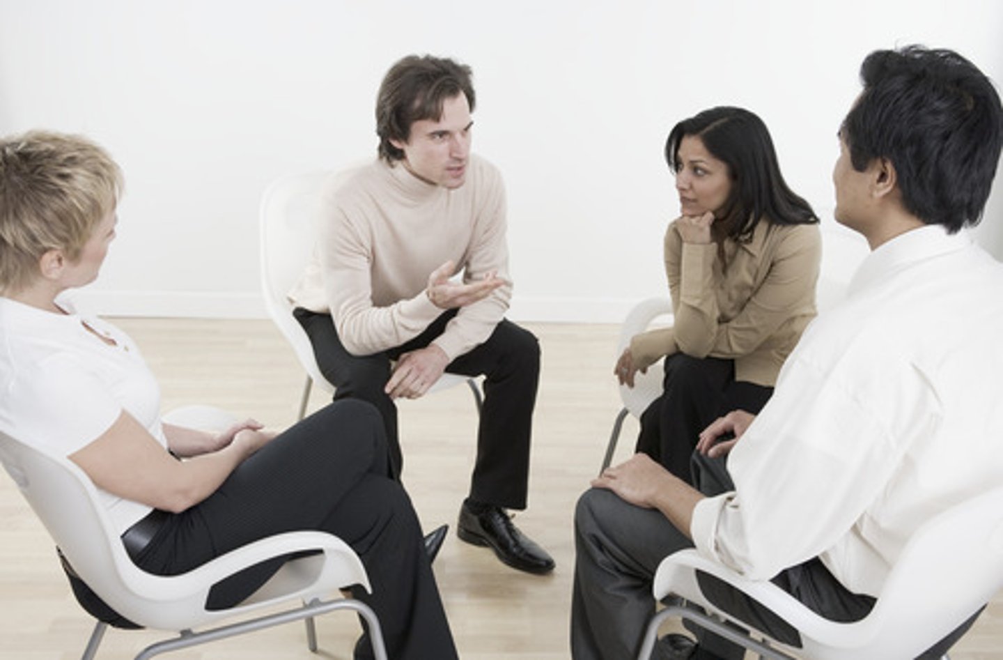 <p>to discuss, to argue</p>