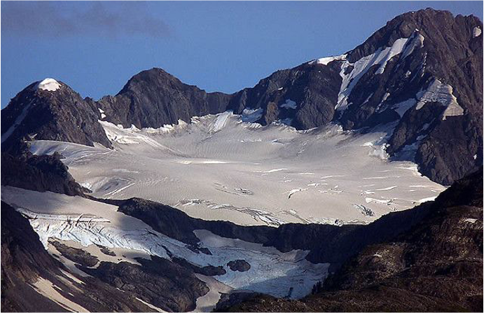een kleine gletsjer hoog in de bergen dicht bij de Mountain summit. (geen enorme uitloper, een beginnende gletsjer)