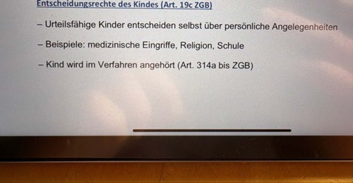 <p>- Urteilsfähige Kinder entscheiden selbst über persönliche Angelegenheiten</p><p>- Beispiele: medizinische Eingriffe, Religion, Schule</p><p>- Kind wird im Verfahren angehört (Art. 314a bis ZGB)</p>