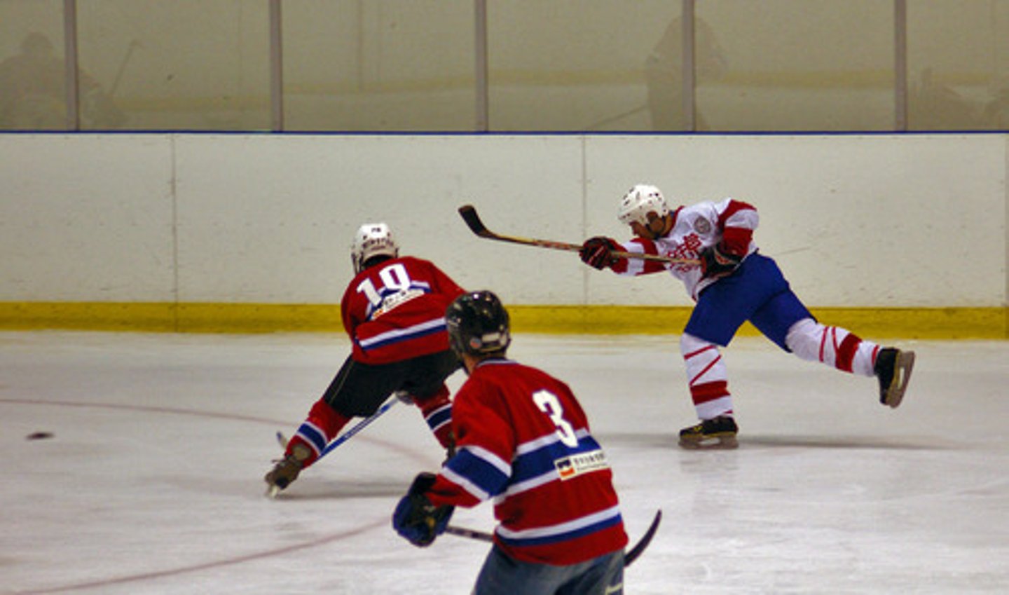 <p>dǎ bīng qiú-to play ice hockey</p>