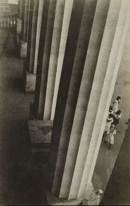 <p>Stupovi Muzeja revolucije</p>